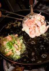 天ぷらを揚げる